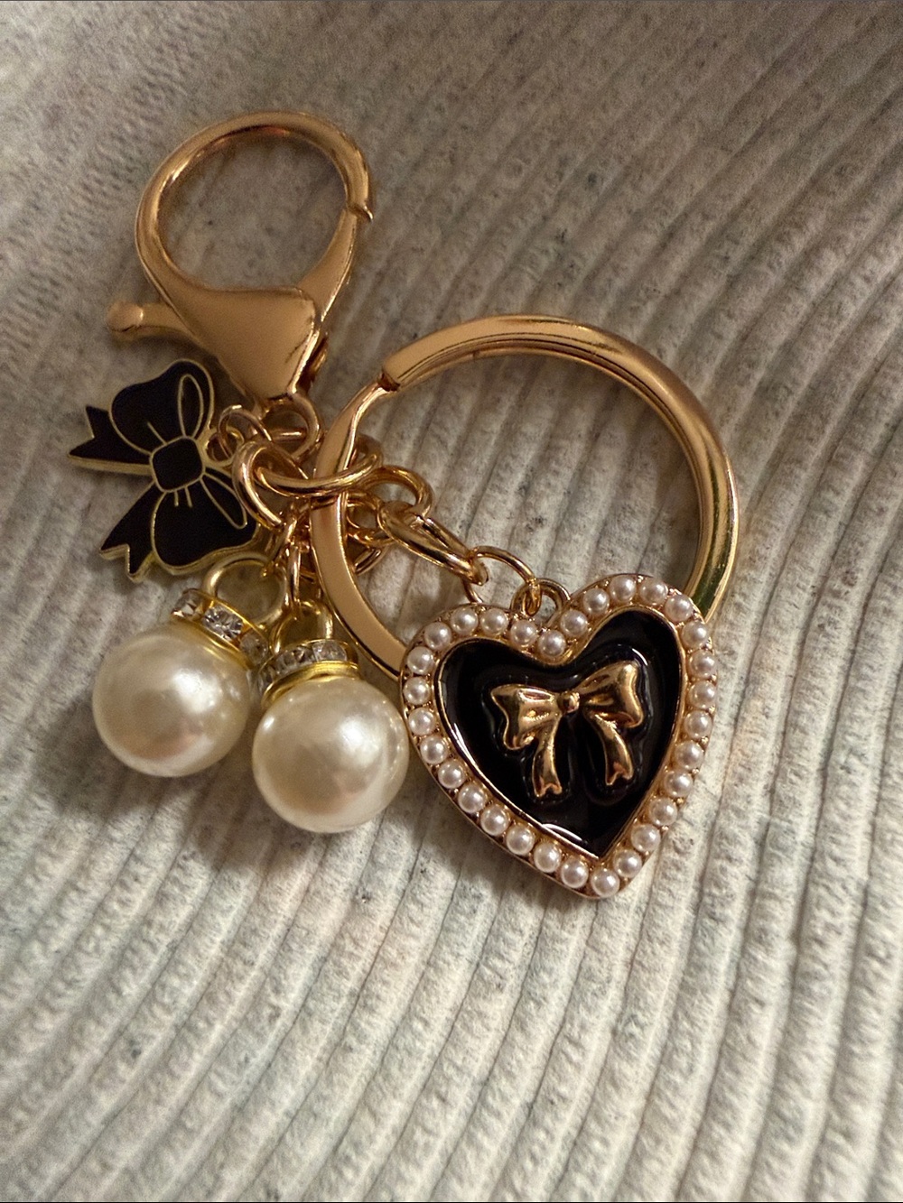 🌻Gold and Black Heart Pearl Charm Keyring - Women's Wallet Accessory